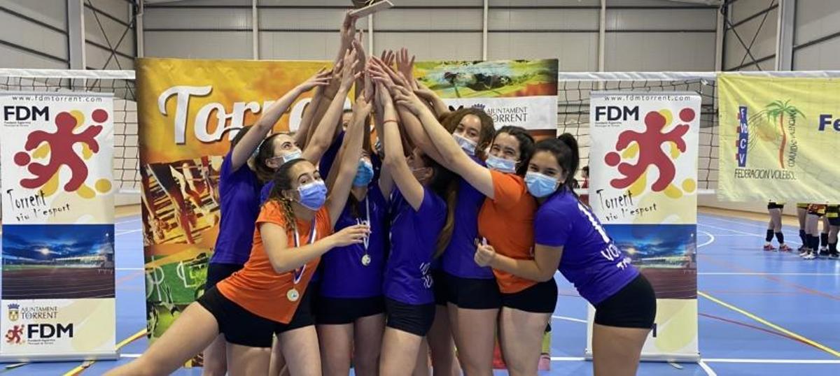 Tras ganar los tres partidos disputados, el Club Voleibol Torrent se colgó el oro y consiguió así su ascenso a Primera Autonómica