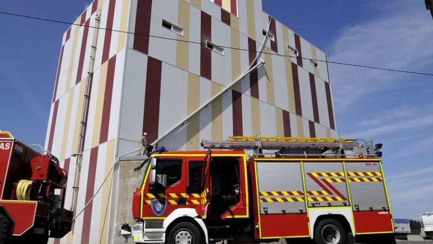 A la fábrica se desplazaron efectivos del GES de Lalín y de los bomberos. // Bernabé/Javier Lalín