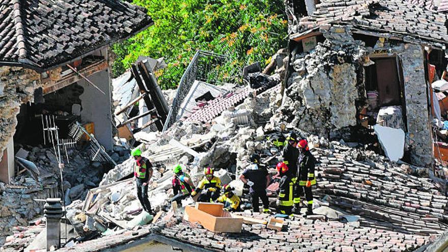 Los servicios de rescate trabajan en un edificio de Pescara del Tronto.