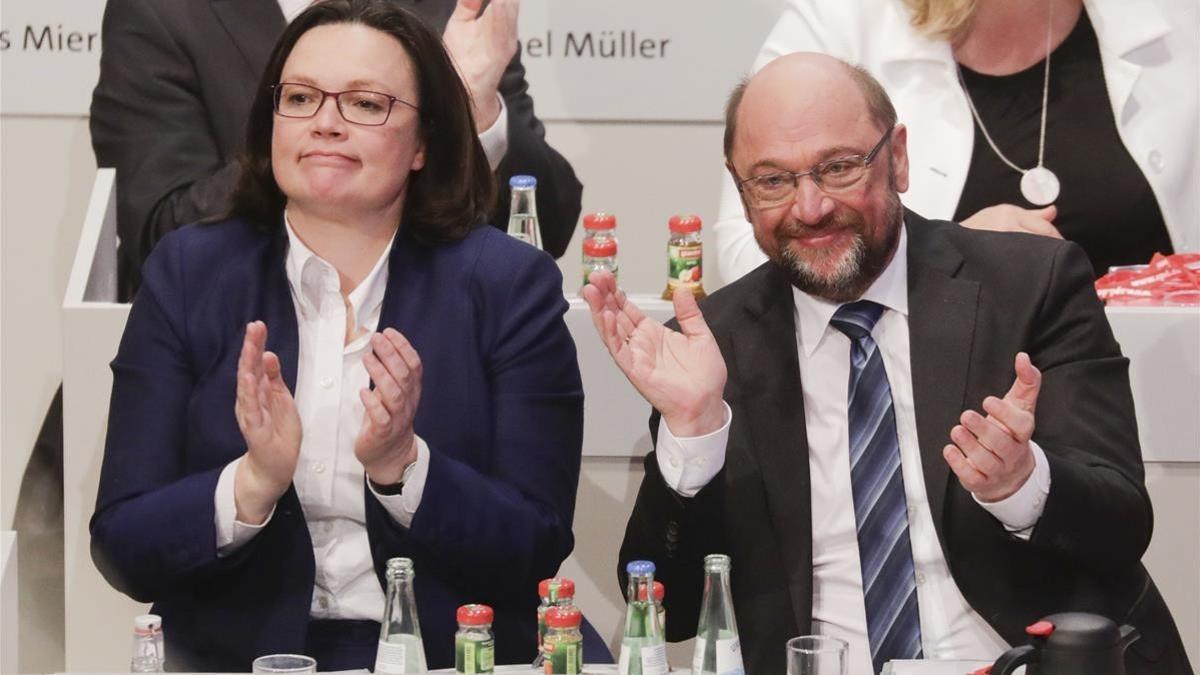 Schulz (derecha) y Andrea Nahles, líder del grupo parlamentario del SPD en el Bundestag, aplauden tras el voto en el congreso socialdemócrata, en Bonn, el 21 de enero.