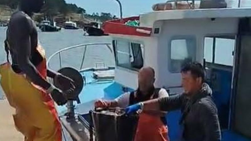 Los pescadores sorprendidos por Gardacostas de Galicia en Porto Meloxo.