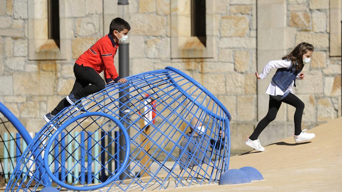 Los niños disfrutaron de la reaperutra de los parques. Bernabé/Javier Lalín