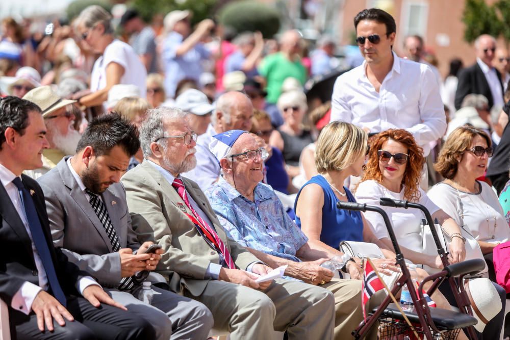 Los residentes visten trajes regionales y participan masivamente en un pasacalle y los parlamentos para conmemorar la festividad