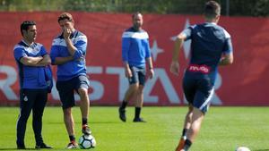 Raúl Tamudo conversa con David Gallego, esta sábado, en el primer entrenamiento del técnico con el primer equipo del Espanyol.