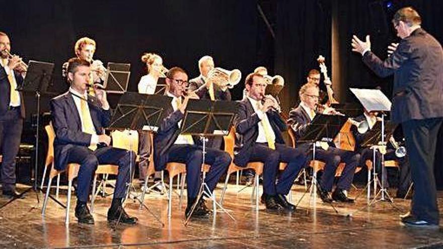 La cobla Sant Jordi, amb Josep Maria Conangla a la direcció, durant la presentació del disc, divendres al Teatre Esplai de l&#039;Ametlla de Merola