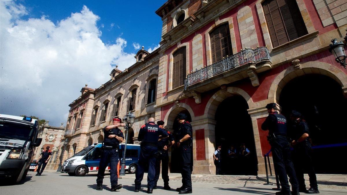 Agentes de los Mossos refuerzan la vigilancia en el Parlament.