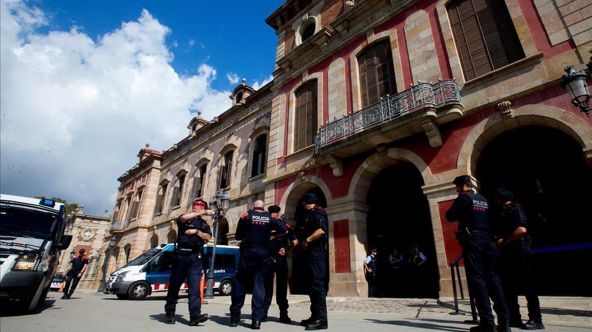 zentauroepp40485892 gr2008  barcelona  10 10 2017   miembros de los mossos d esq171010134008