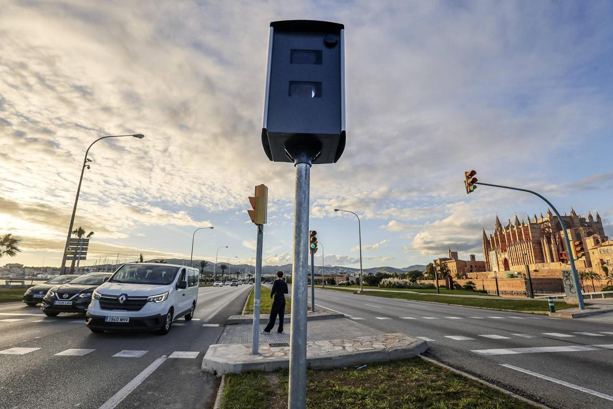 Radar junto al semáforo a la altura del Parc de la Mar.