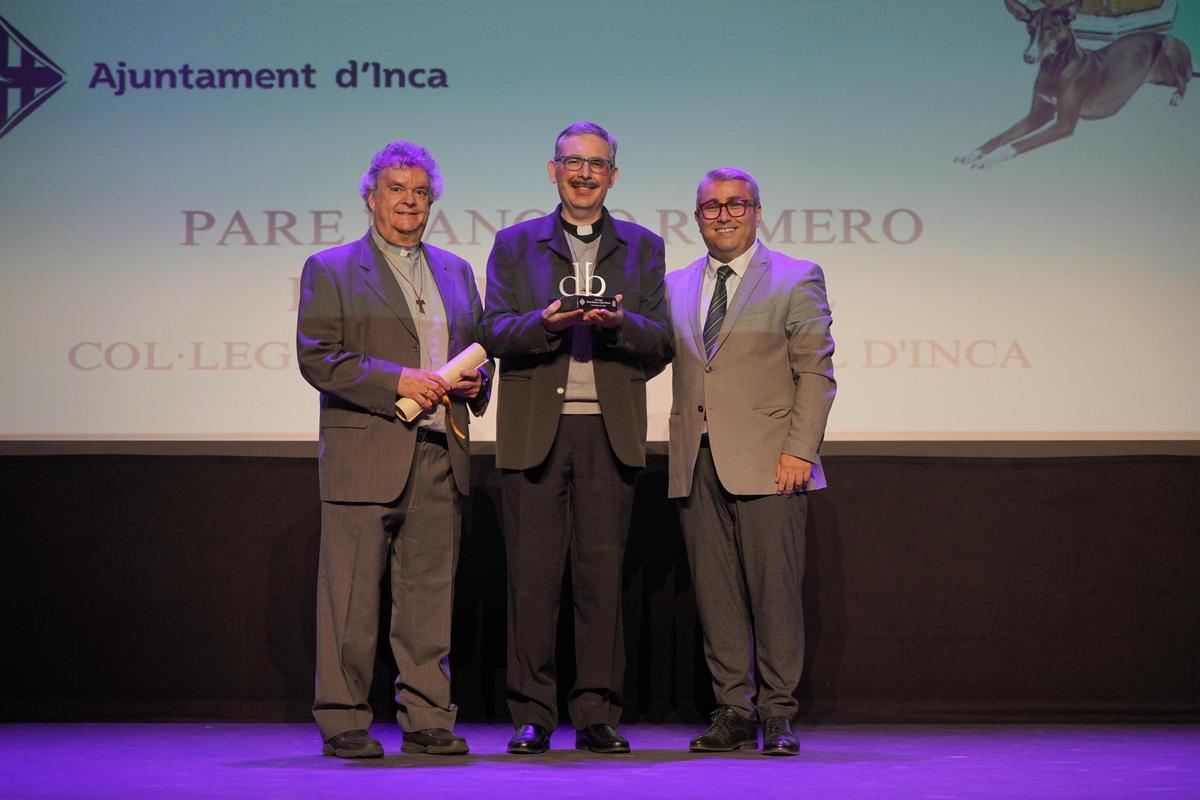 El alcalde Moreno (derecha) junto a los representantes del colegio Beat Ramon Llull.