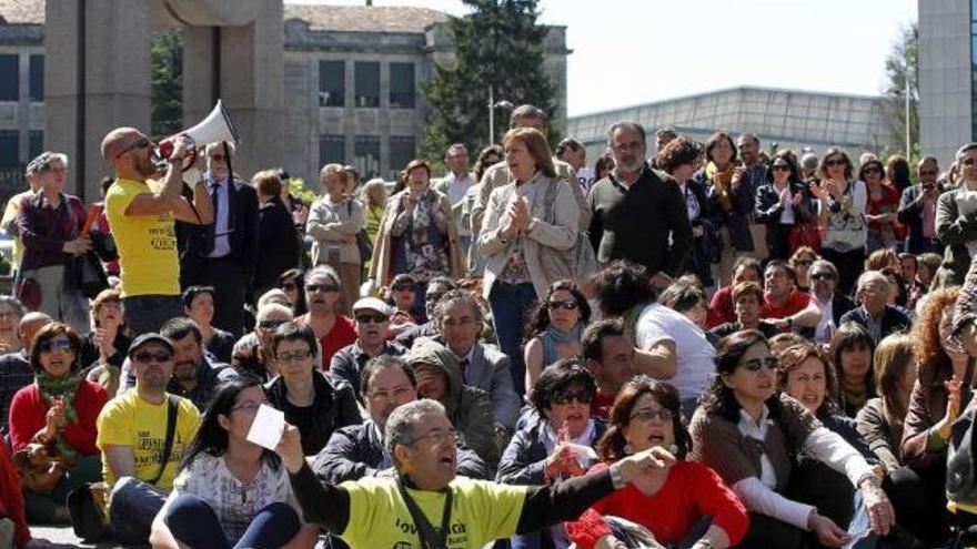 Los asistentes se manifestaron ante los juzgados e hicieron una &quot;sentada&quot; en la calle Coruña.  // J. Santomé