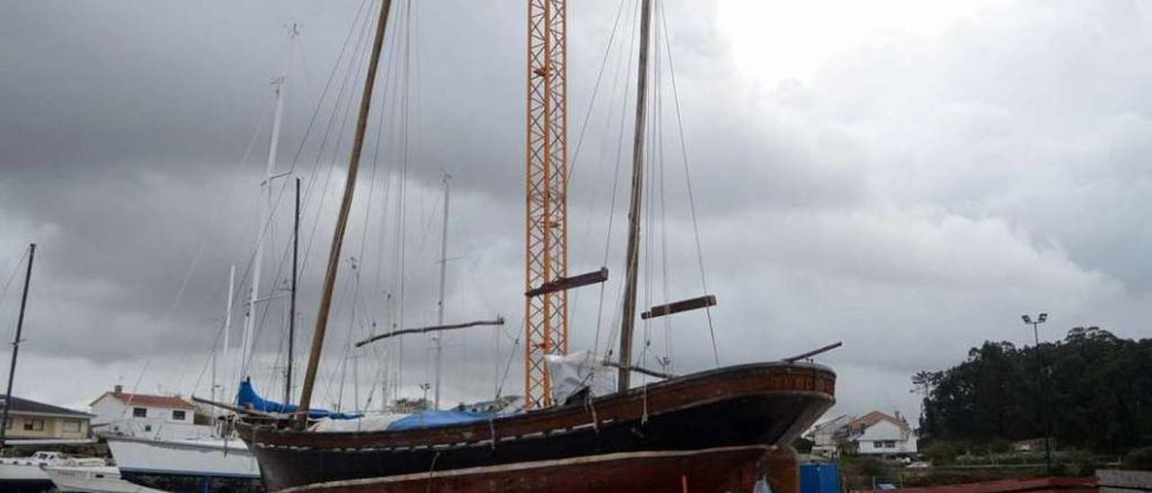 El &quot;Rei do Mar&quot; descansa en las instalaciones de Varadoiro de O Xufre. // Noé Parga