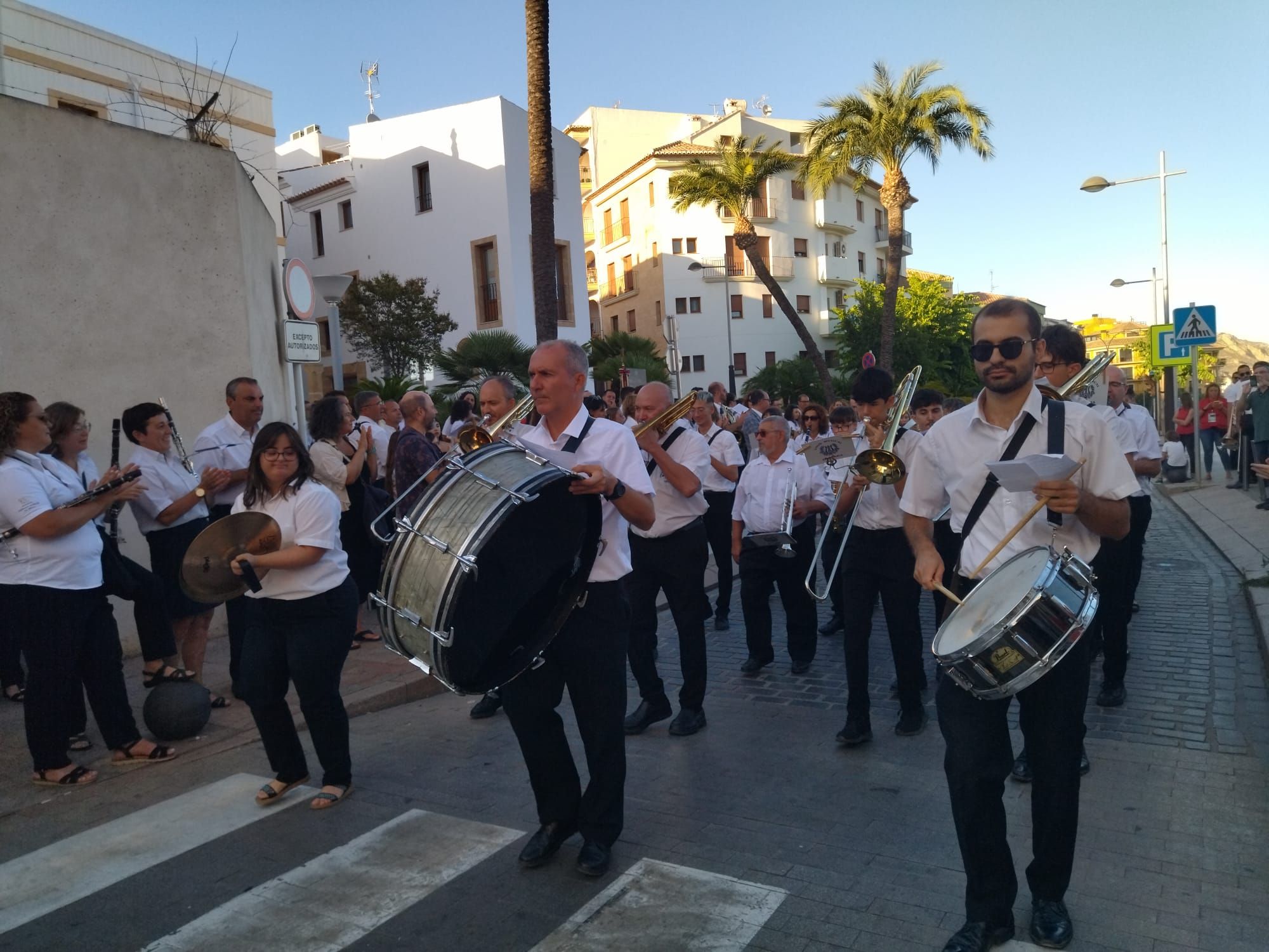 Xàbia, capital de la música: más de 800 músicos de toda la comarca llenan de vida las calles (imágenes)