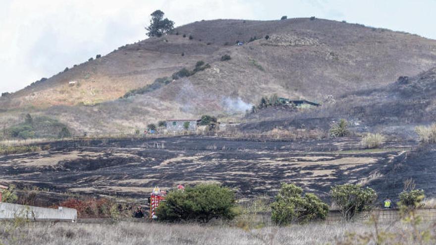 Zona calcinada del Camino Jardina, en La Laguna, durante el incendio declarado el pasado martes.