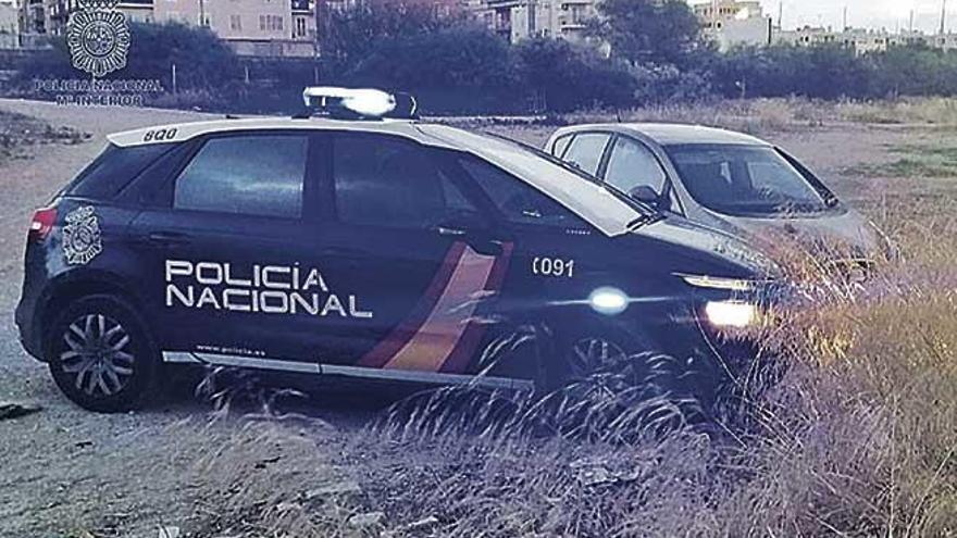 Un coche patrulla de la Policía Nacional intercepta en Palma el coche del delincuente.