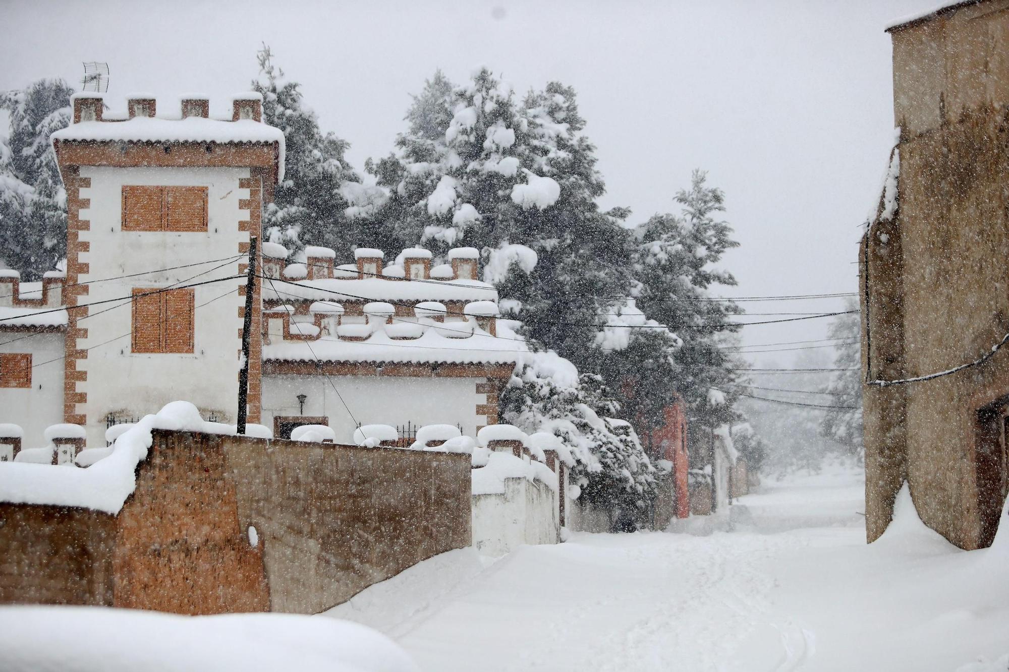 La nieve impide salir de casa en los pueblos del interior de la C. Valenciana