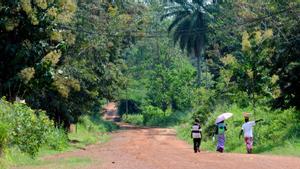 Archivo - Varias personas caminando en República Centroafricana