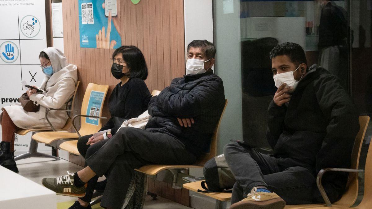 Catalunya obliga a usar mascarilla en hospitales, CAP y residencias para contener la gripe