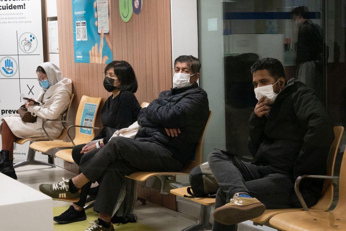 Catalunya obliga a usar mascarilla en hospitales, CAP y residencias para contener la gripe
