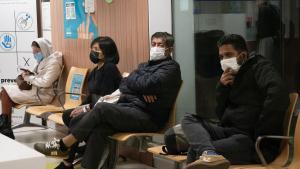Catalunya obliga a usar mascarilla en hospitales, CAP y residencias para contener la gripe