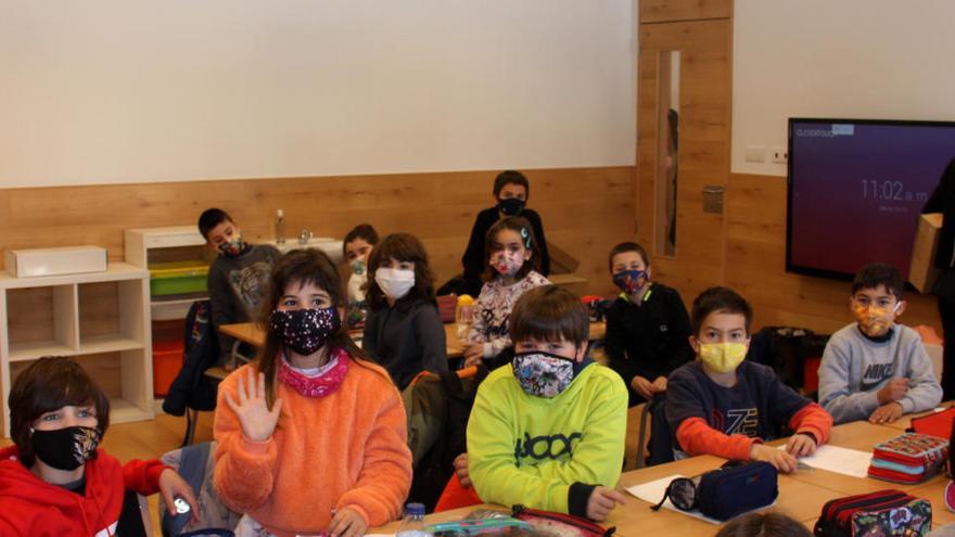 Alumnes de l&#039;Escola Jaume I de Llívia (Cerdanya) dins una de les aules del nou edifici, vista a través de la finestra exterior el passat 11 de gener del 2021