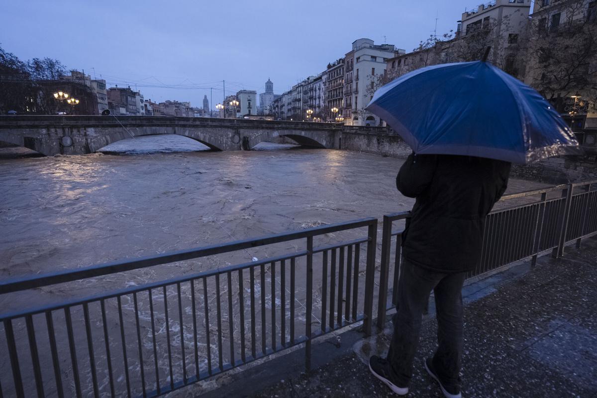 Vista del rio Onyar a su paso por Girona este martes. EFE/David Borrat