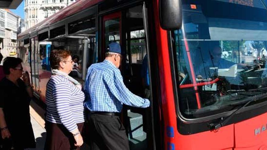 Los buses urbanos y los taxis recuperan la totalidad de su servicio desde mañana