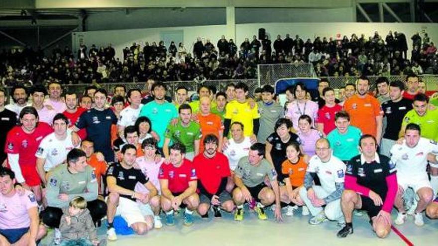 El grupo de participantes en la Gala de la Solidaridad, posando en el Florida Arena de Oviedo.