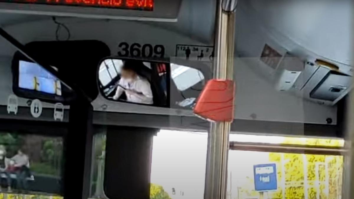 Frame del vídeo on es pot veure el conductor de bus utilitzant el telèfon mòbil