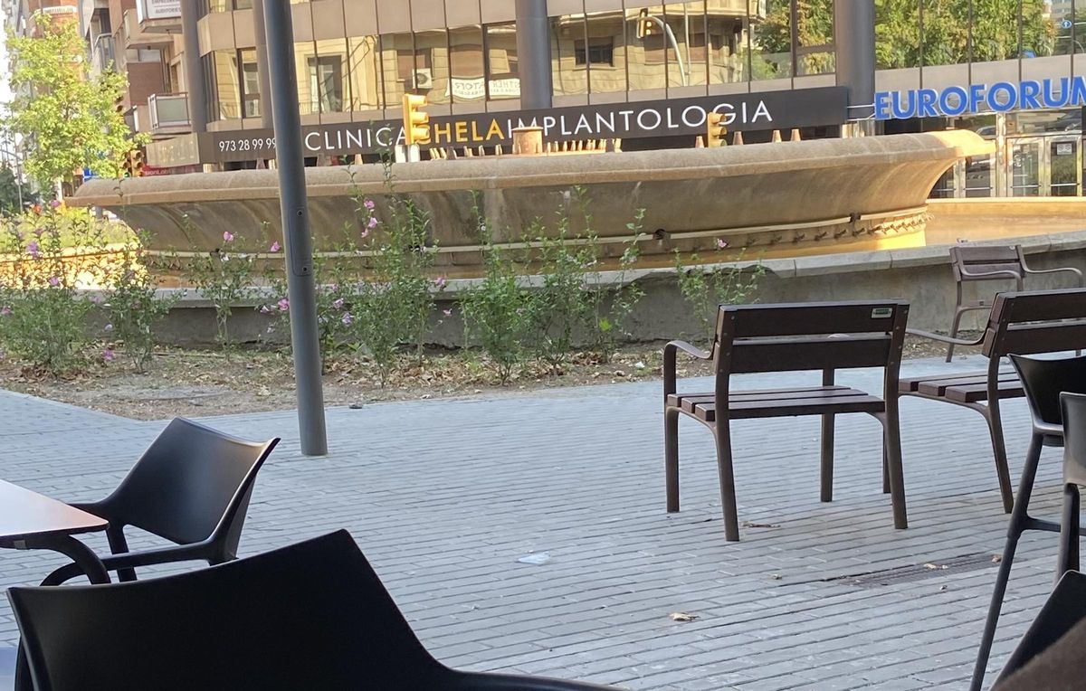 Plaça de Catalunya a Lleida, a la cantonada de Rambla Aragó i Lluís Companys, amb la font que no funciona Plaça de Catalunya a Lleida, a la cantonada de Rambla Aragó i Lluís Companys, amb la font que no funciona