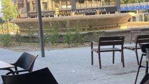 Plaça de Catalunya a Lleida, a la cantonada de Rambla Aragó i Lluís Companys, amb la font que no funciona