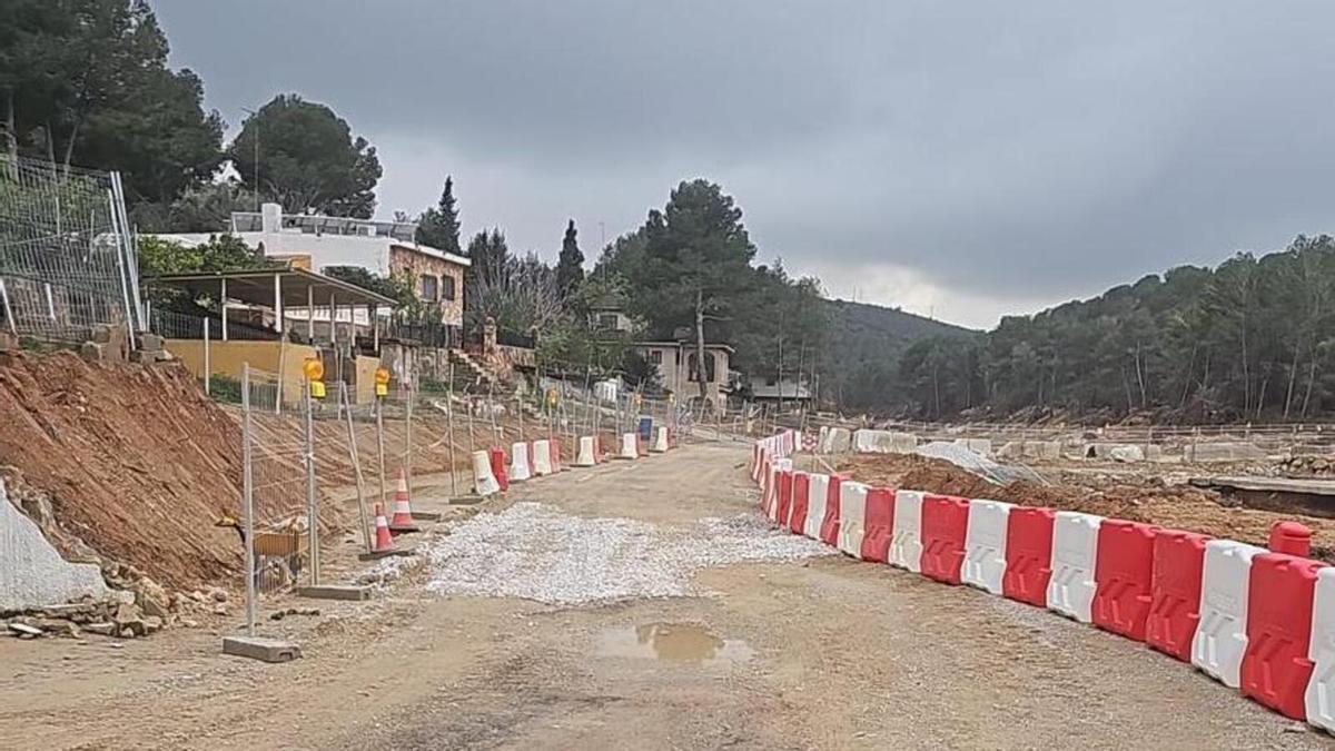El acceso a Serra Perenxisa hace unas semanas, tras las lluvias de marzo que volvieron a destrozar el acceso.