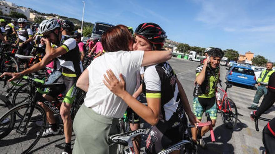 Desolación en Xàbia por el entierro de uno de los tres ciclistas fallecidos recientemente