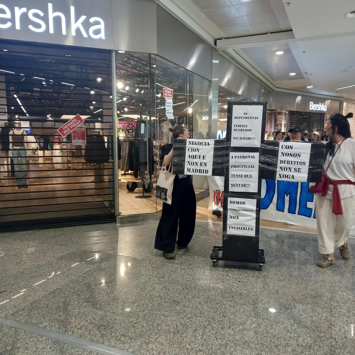Protesta en una tienda de Bershka en Ferrol