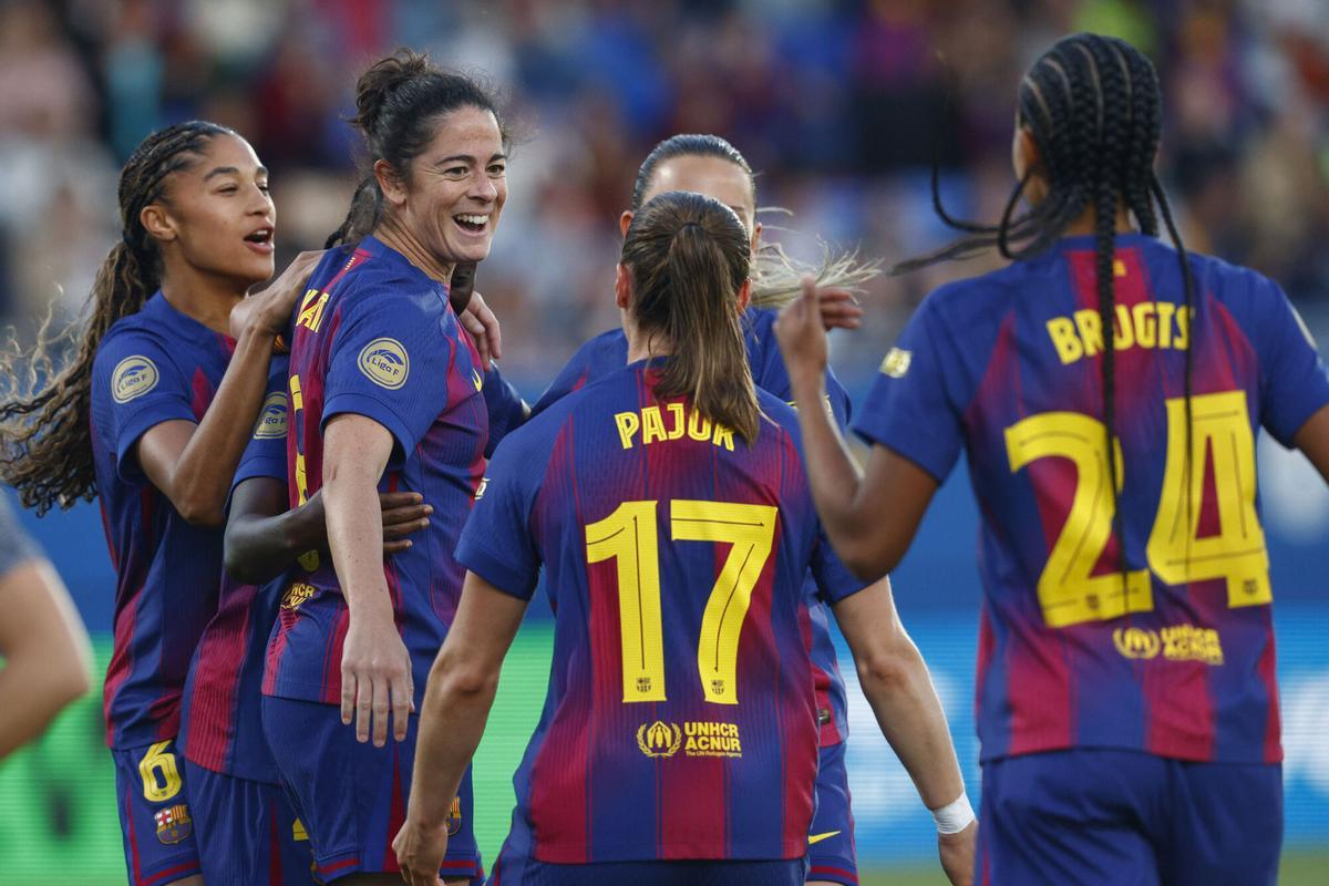 La defensora del FC Barcelona Marta Torrejón celebra su gol con sus compañeras durante el encuentro correspondiente a la jornada 25 de la Liga F entre FC Barcelona y FC Badalona Women este lunes en el estadio Johan Cruyff.