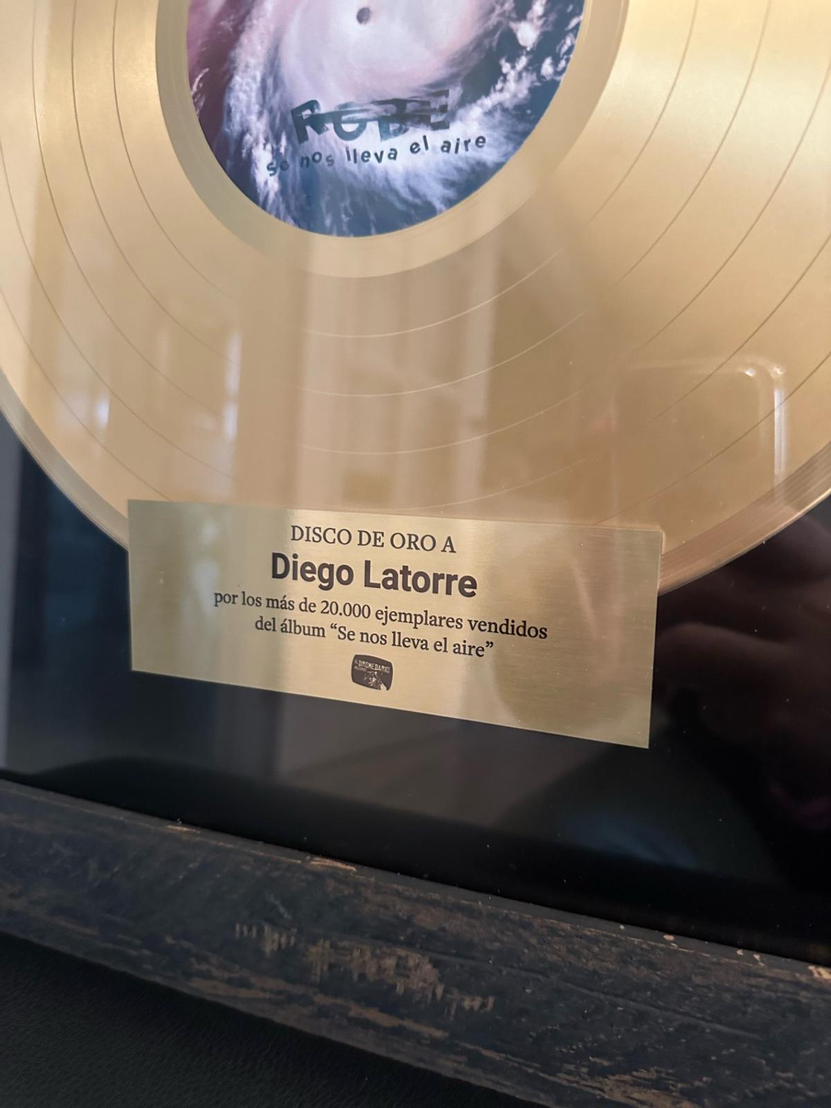 Detalle disco de oro que ha recibido Diego Latorre.