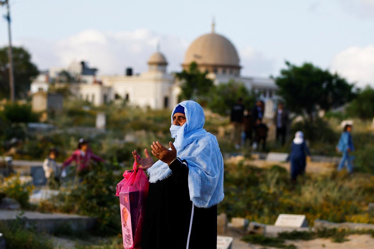 Miles de palestinos despiden en Gaza el mes sagrado del Ramadán