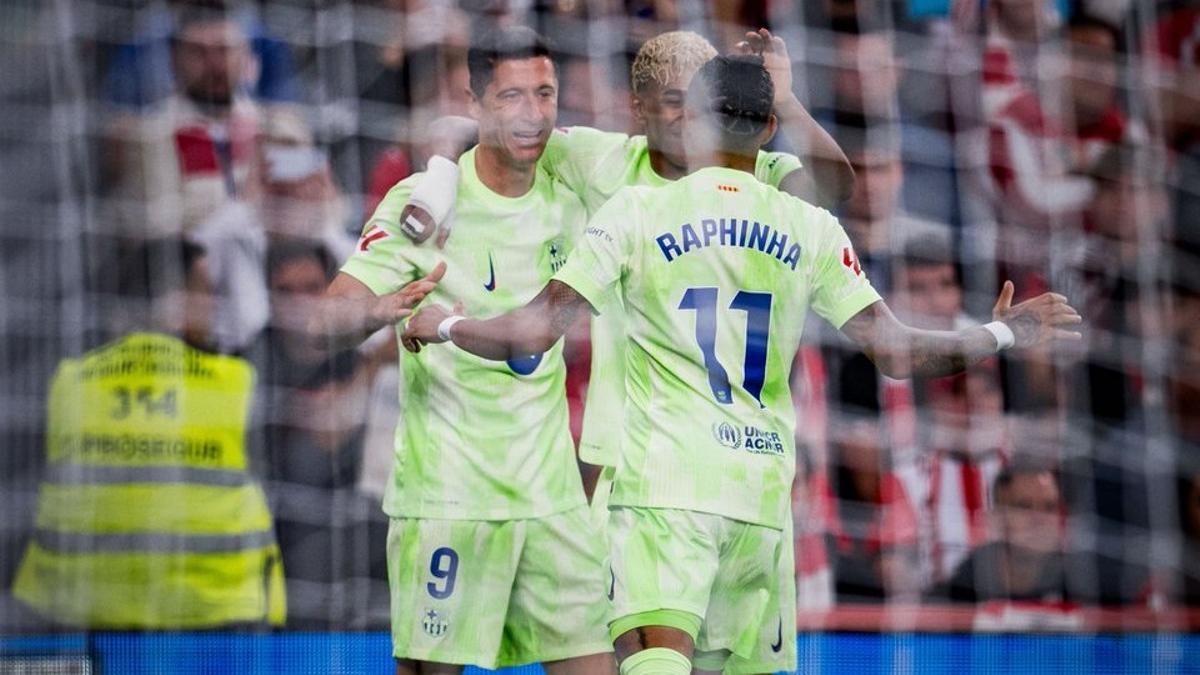 Raphinha y Lamine Yamal felicitan a Lewandowski tras uno de sus dos goles al Athletic en San Mamés.