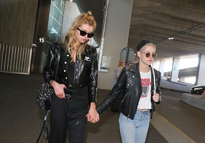 Stella Maxwell y Kristen Stewart en París