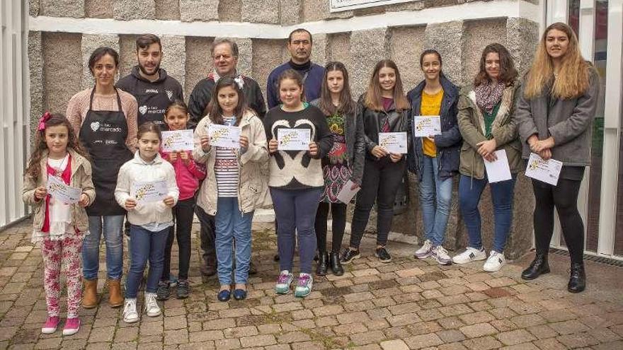 Las premiadas, ayer, con el jurado del certamen de dibujo.