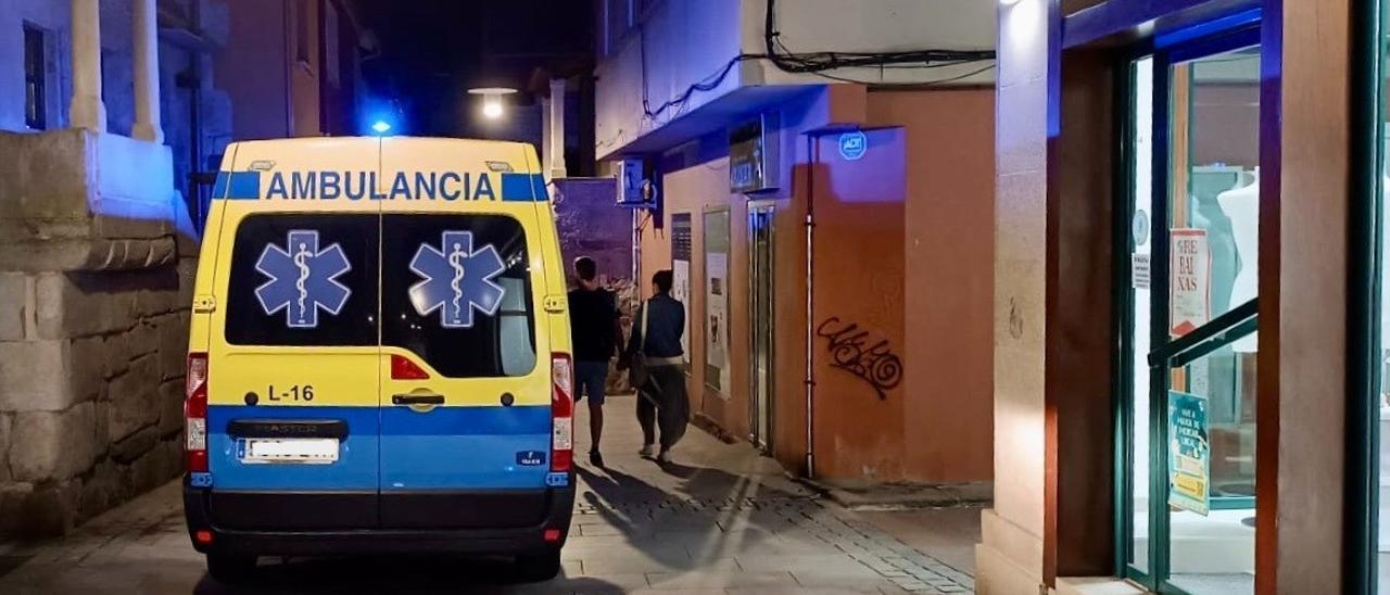 Una ambulancia no asistencial en una emergencia, el viernes por la noche, en el casco histórico de Cangas, según la CIG.