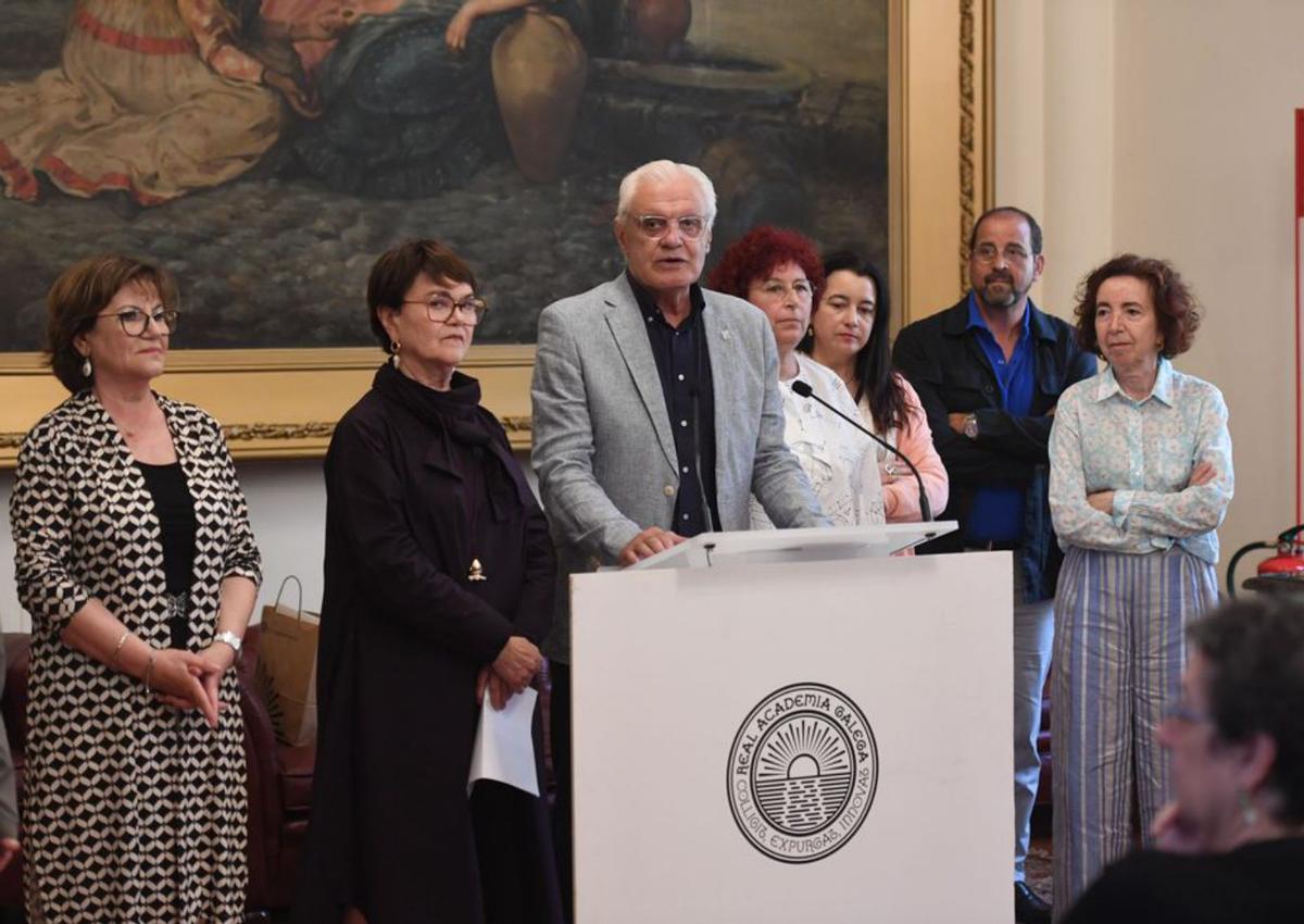 O presidente da RAG, Víctor F. Freixanes, xunto a Ana Romaní, Margarita Ledo e outros académicos, durante o anuncio da elección de Villalta, onte, no pazo municipal de María Pita. |   // CARLOS PARDELLAS