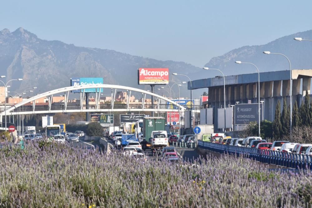 La colisión de tres camiones y dos coches colapsa la Vía de Cintura