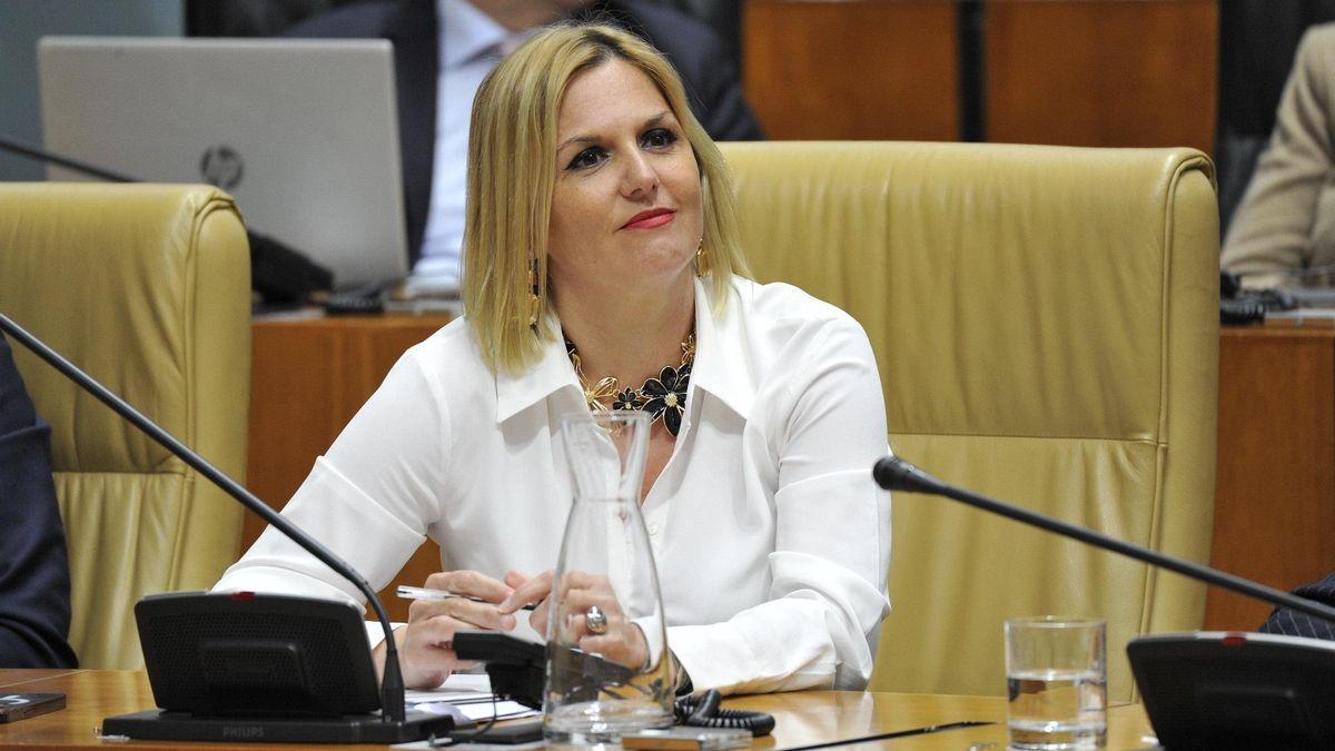 La consejera de Hacienda y Administración Pública de la Junta de Extremadura, Elena Manzano, en declaraciones a los medios.