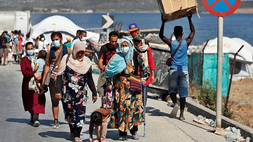 Refugiats del camp de Moria caminen per una carretera