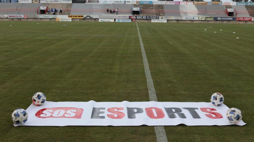 Una pancarta de la plataforma &#039;SOS fútbol base&#039; en el derbi Poblense-Baleares del domingo