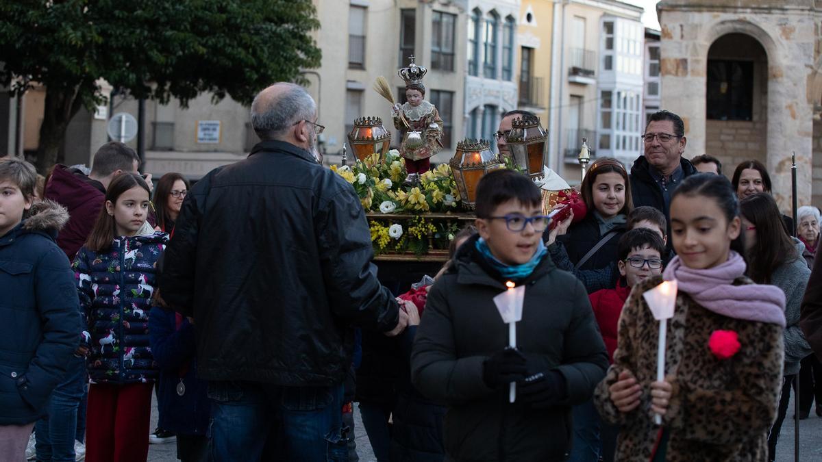 Procesión del Niño de la Cofradía de la Concha por las Candelas.