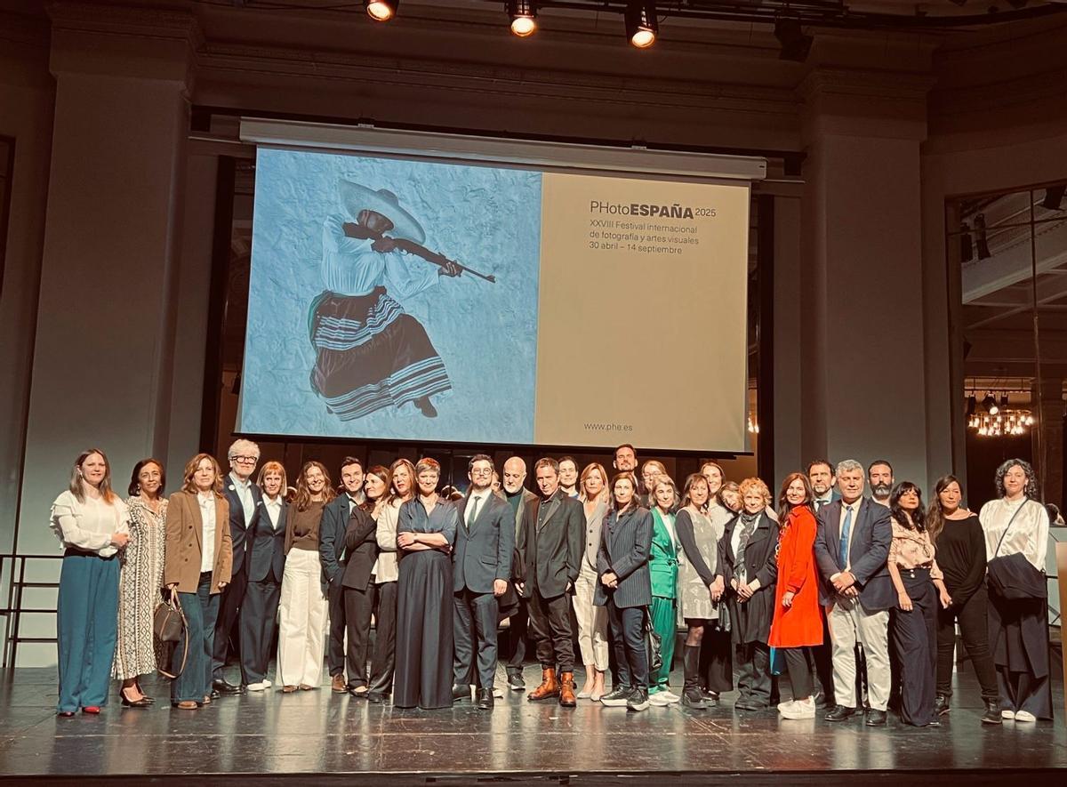 Velasco y Medina (primeras por la izquierda), en la presentación del festival "PhotoEspaña"