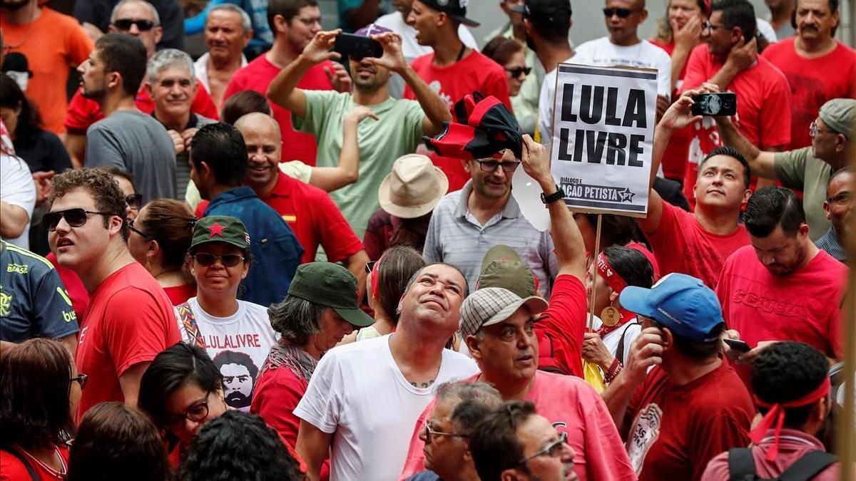 Simpatizantes de Lula esperan al expresidente de Brasil en Sao Bernardo do Campo.