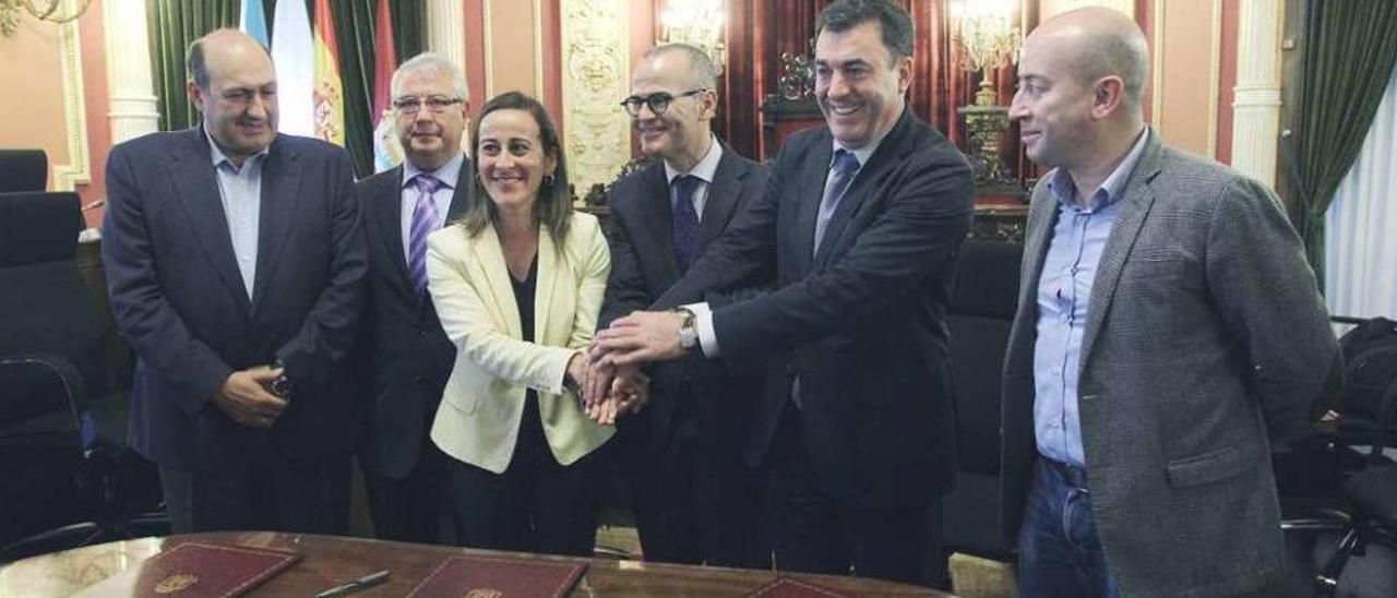 Ethel Vázquez une sus manos con el alcalde y el conselleiro de Cultura tras firmar el protocolo. // I.Osorio