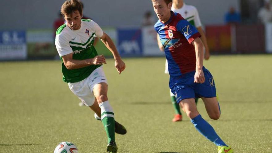 Álvaro Cuello, a la izquierda, pugna por un balón con Robert en el Langreo-Ferrol de hace dos temporadas.